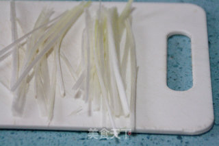 软糯抗衰的经典大菜：【红烧牛筋】（附卷卷葱丝的做法）的做法步骤：22
