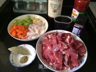 红酒炖牛肉的做法步骤：1