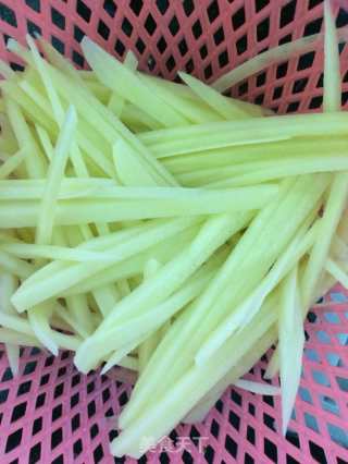 肉丸炒土豆丝的做法步骤：1