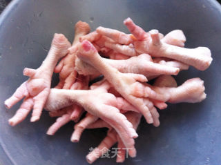 红烧鸡爪的做法步骤：1