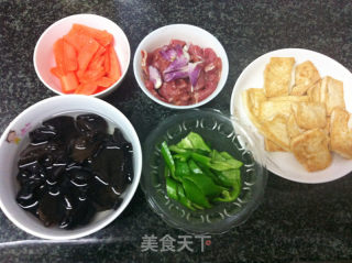 木耳辣椒烧豆腐的做法步骤：4
