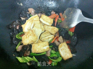 木耳辣椒烧豆腐的做法步骤：9