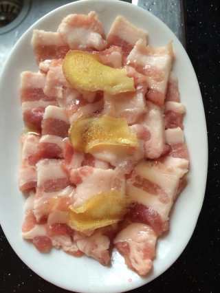 最简易的蒜泥白肉的做法步骤：1