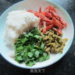 香肠豆角炒饭的做法步骤：1