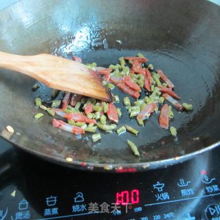 香肠豆角炒饭的做法步骤：2