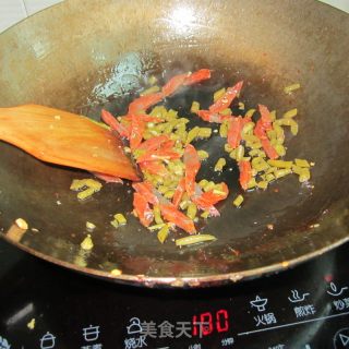 香肠豆角炒饭的做法步骤：3