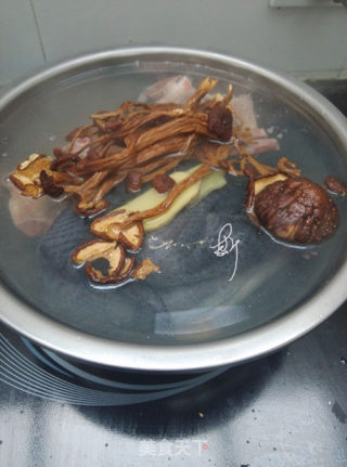 茶树菇乌鸡汤的做法步骤：2