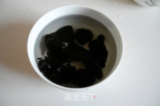 双耳炒大虾的做法步骤：1