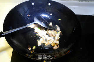 双耳炒大虾的做法步骤：7