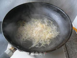 东北酸菜面的做法步骤：1
