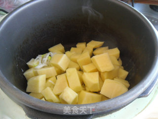 豆瓣酱烧土豆的做法步骤：2