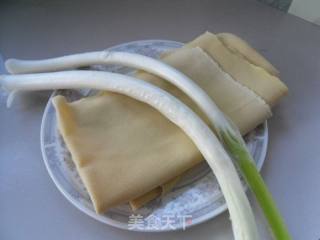 干豆腐卷大葱的做法步骤：1