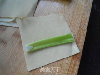 干豆腐卷大葱的做法步骤：5