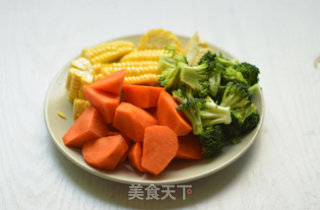 玉米烧大骨的做法步骤：2