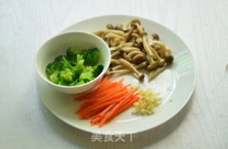 芝香菌菇拌面的做法步骤：2