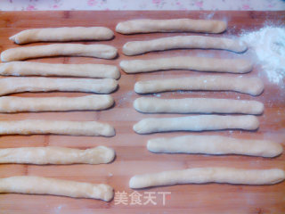 香甜松软鸡蛋大麻花儿的做法步骤：2