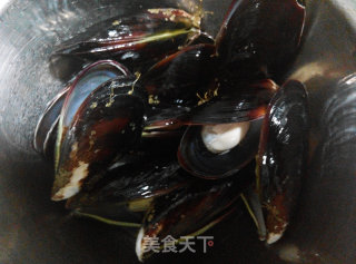 白酒煮青口的做法步骤：2