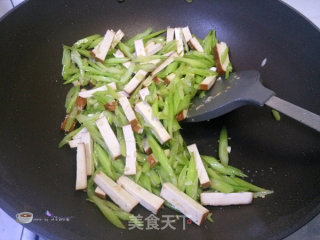 芹菜熏干炒肉的做法步骤：10