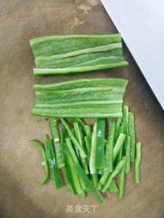 青椒肉丝的做法步骤：2