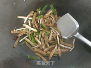 青椒香干的做法步骤：7