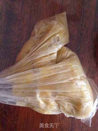 香蕉松糕的做法步骤：1