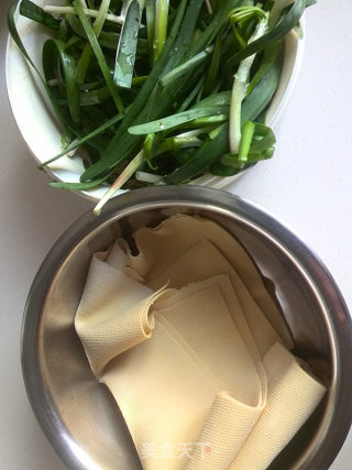 韭菜炒豆皮的做法步骤：2