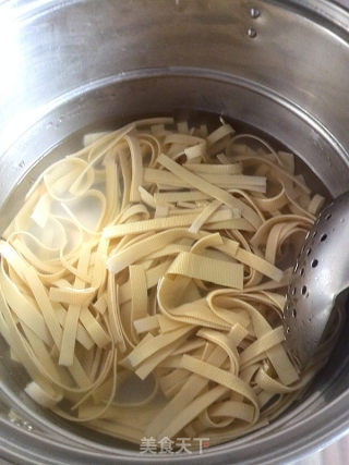 韭菜炒豆皮的做法步骤：4