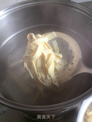 韭菜炒豆皮的做法步骤：5