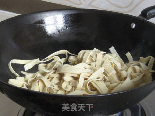 韭菜炒豆皮的做法步骤：7