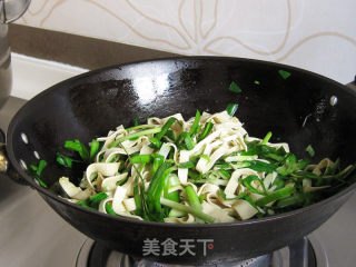韭菜炒豆皮的做法步骤：9