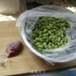 毛豆炒肉的做法步骤：1