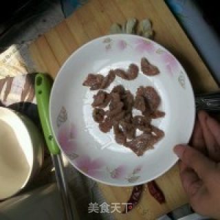 毛豆炒肉的做法步骤：3