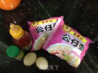 香辣番茄公仔面的做法步骤：1