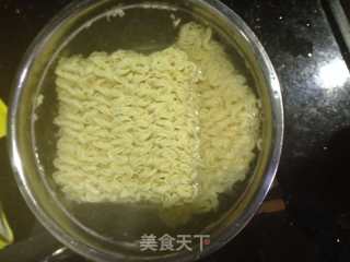 香辣番茄公仔面的做法步骤：2