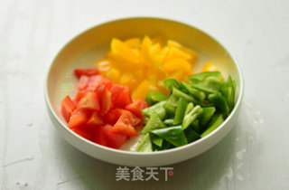 彩椒鱿鱼圈的做法步骤：2