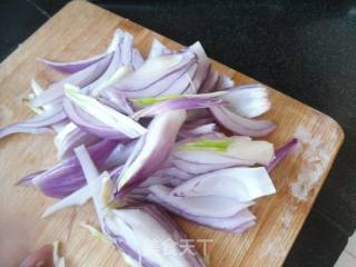 芹菜肉丝炒洋葱的做法步骤：1