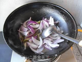 芹菜肉丝炒洋葱的做法步骤：4