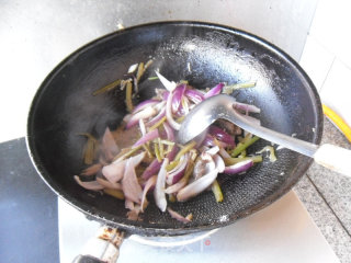 芹菜肉丝炒洋葱的做法步骤：5