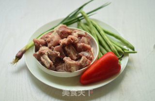 豆角炖排骨的做法步骤：1