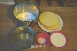 牛奶慕斯（爱在春天）的做法步骤：1