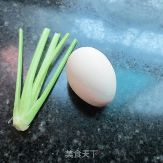 鸡蛋芹菜末煎饼的做法步骤：1