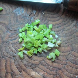 鸡蛋芹菜末煎饼的做法步骤：2
