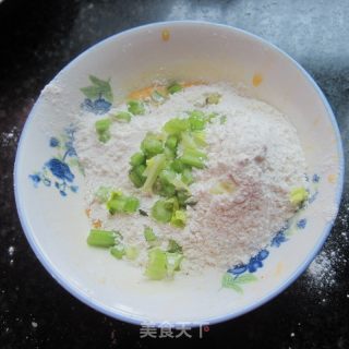 鸡蛋芹菜末煎饼的做法步骤：6