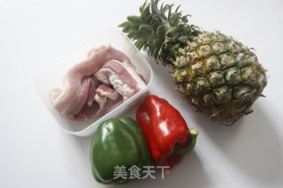 【菠萝咕噜肉】——男女老少追捧的经典粤菜的做法步骤：1