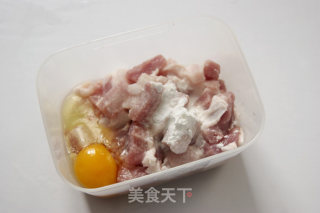 【菠萝咕噜肉】——男女老少追捧的经典粤菜的做法步骤：5