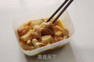 【菠萝咕噜肉】——男女老少追捧的经典粤菜的做法步骤：6