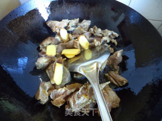 黑豆焖牛腩的做法步骤：3