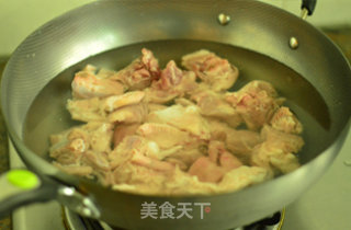 鹌鹑蛋炖猪蹄的做法步骤：3