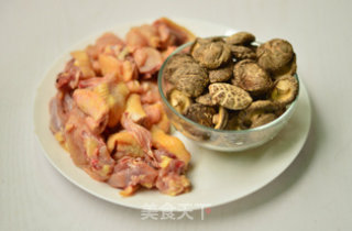 花菇炖鸡的做法步骤：1