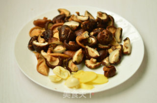 花菇炖鸡的做法步骤：4